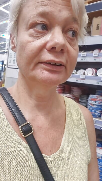 Ben dükkanlarda dolaşıyor