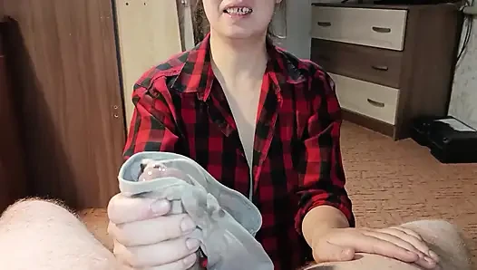 Üvey Anne Mastürbasyon Yapmak Ve Boşalmak Için Külotu Seçiyor
