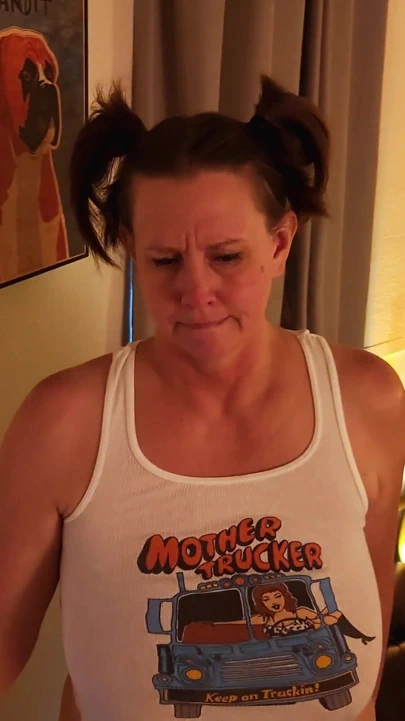 "Bekar bir olgun kadın yanlış adrese sahip genç bir adamdan beklenmedik bir ziyaret alıyor, emiyor ve sikişiyor"