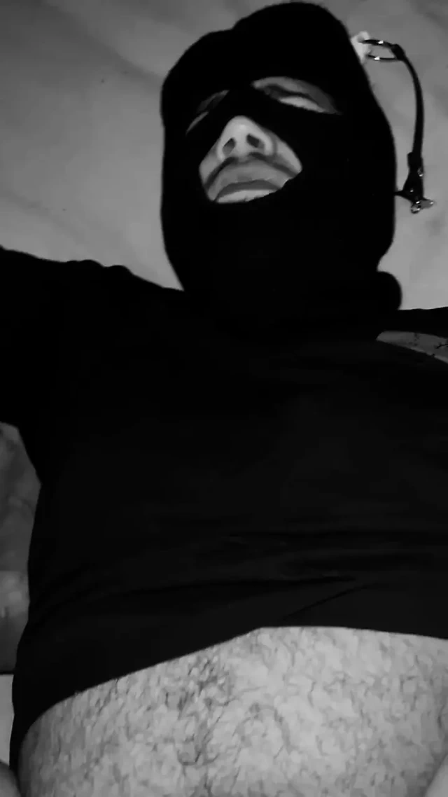 Geri döndü ve yarak alıyor