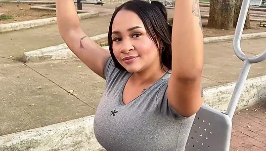 Sokaktaki Yabancı Bana Şulu, Kızgın Vajinam Karşılığında Faturalar Veriyor