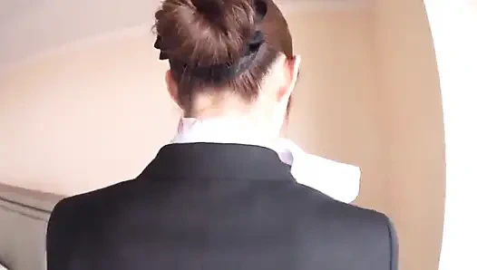 Orta yaşlı bir adam ve bir uçuş görevlisi.