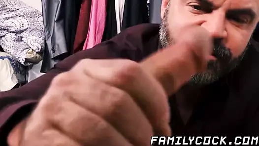 Baba şehvetli üvey oğlunu mastürbasyon yaparken buldu ve ona yardım ediyor