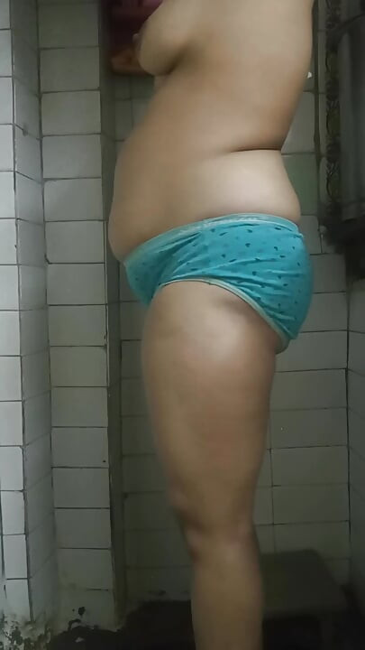 Hint yenge banyo ve tıraş ona kedi