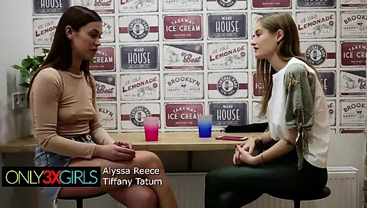 Alyssa Reece tiffany tatum tarafından parmaklanıyor ve orgazm oluyor