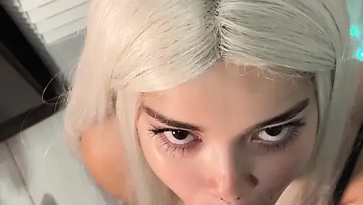 Dilek büyüsü: sarışın cadı cadılar bayramında derin sakso çekiyor