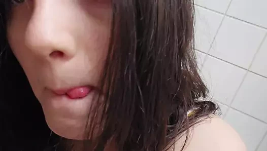 Sekreter patronu gelmeden önce ofiste porno izlerken eğleniyor