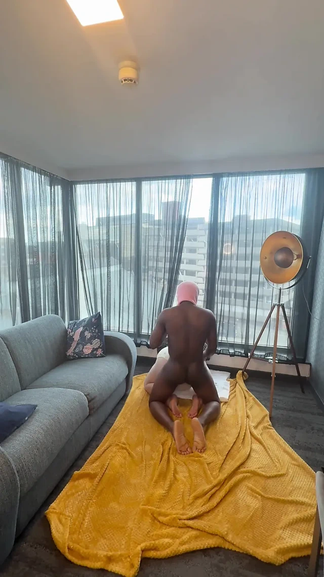 Bakış açısı otel odasında pencere manzaralı ilk büyük zenci yarağımı sikiyorum