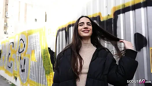 Alman izci - zayıf Fransız kız Candie Luciani için göz devirme orgazmı oyuncu seçmelerinde sikişiyor