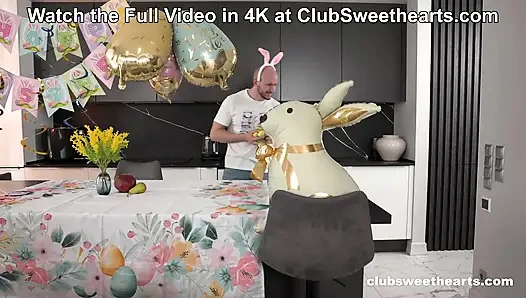 18 yaşındaki Sara Bork ClubSweethearts için Aleks Sam ile Paskalya'nın tadını çıkarıyor