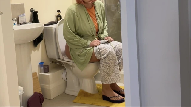 Застал мачеху писающей