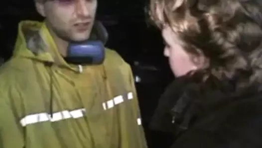 Kısa saçlı kel adam ile Hollandalı