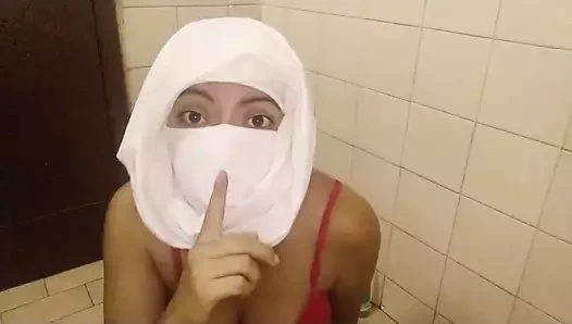 Gerçek Müslüman Arap üvey anne sert fışkırtıyor, kremsi amcık, tesettür