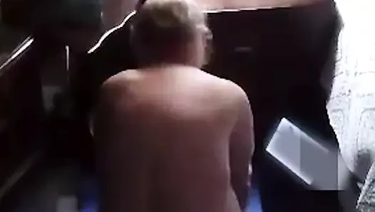 Ateşli iri güzel kadın sabah çıplak yoga yapıyor!