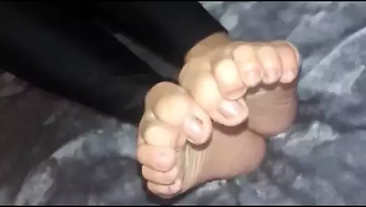 Tania (yeni model) seksi (37 numara) ayaklarını hareket ettiriyor