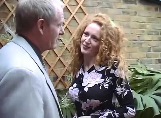 Kızıl güzel yaşlı adam tarafından sikiliyor