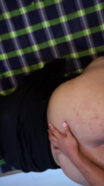 Müslüman Arap orta yaşlı seksi kadın tatminsiz teyze üvey oğlu yan odaya gittiğinde sert anal sikiliyor! | Klip 1