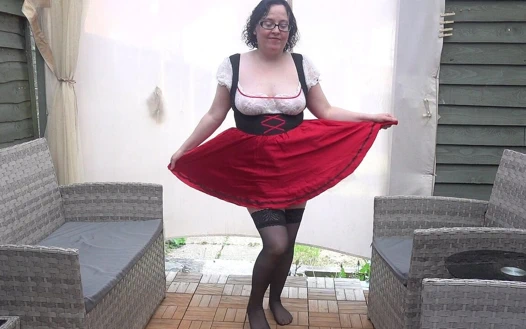 Külotlu çoraplı seksi kadın soyunuyor