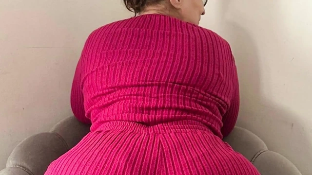 Komşu İngiliz genç erkek avcısı orta yaşlı seksi kadın sert büyük zenci yarağıyla oynuyor. Interracial