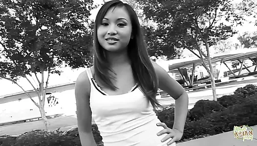 Yaramaz Asyalı hatun yakalandı ve sonra yoğun bir ırklararası üçlü sekse alındı