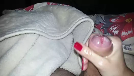 güzel kırmızı tırnaklar ile handjob