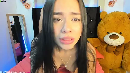 Genç bebek seks yapıyor ve yüzünde boşalmak bir sürü alır, onu yumuşak inliyor dinle