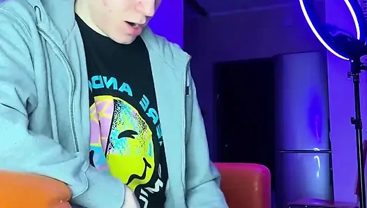 Oda arkadaşım dışarıdayken yatağın yanında mastürbasyon yapıyor