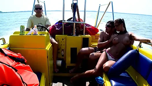 Ateşli Tatil Hatunları Vahşi açık Havada Çifte Sikişiyor