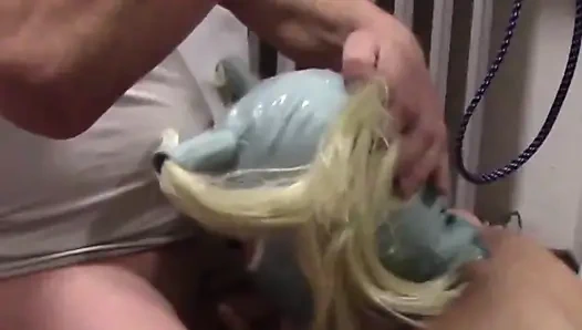 Sarı iki kuyruklu MILF ağzına alıp boşalıyor