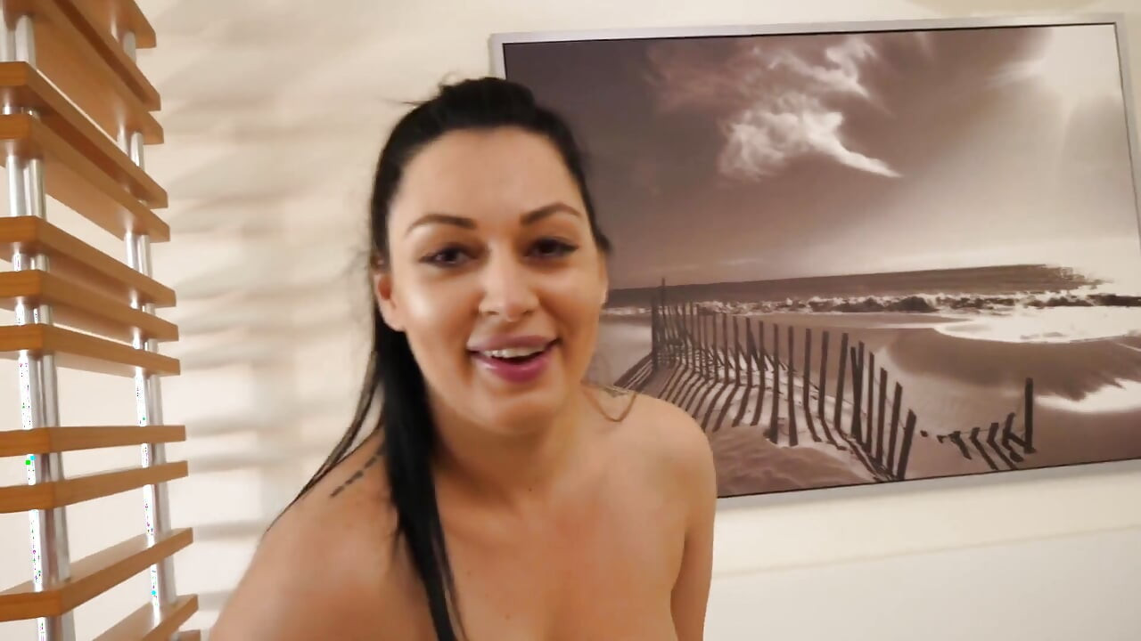 Doyumsuz orta yaşlı seksi kadın bulduğu her yarağı boşaltıyor