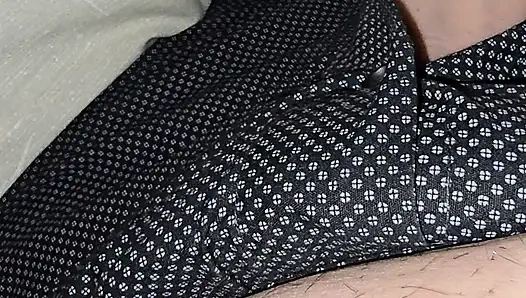 Üvey anne üvey oğluna 9 inçlik yarak eğitiyor ve sikişmeden önce elle muamele çekiyor