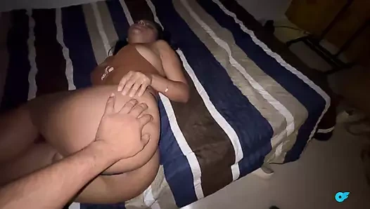 Latin model sikilmek için vücudunu gösteriyor