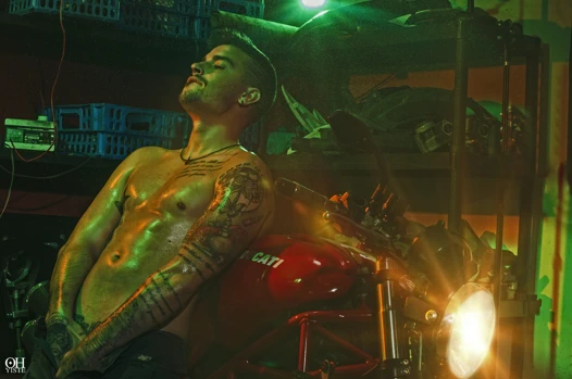 Sıcak genç Latin oğlan gigolo büyük çük anal kahrolası bir milf 4k