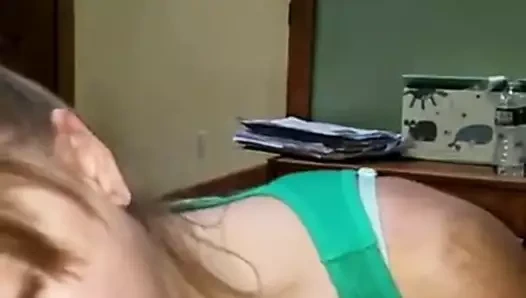 Yeşil gömlek gf deepthroats için büyük cim