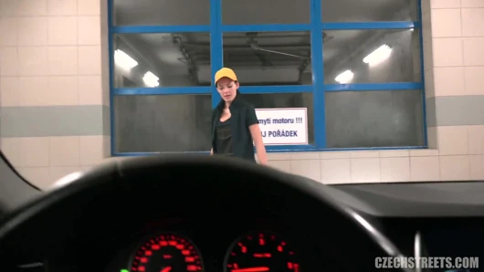 Çek sokakları - araba yıkama güzeli