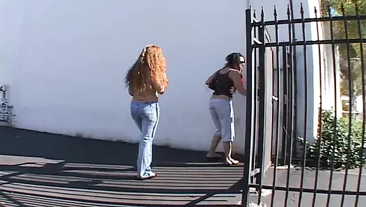 Ateşli kızlar büyük yarakları gırtlağına kadar emdikten sonra döl yiyor