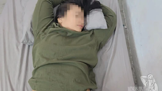 Yatak odasında dinlenirken üvey kız kardeşime dokun - minokiiko