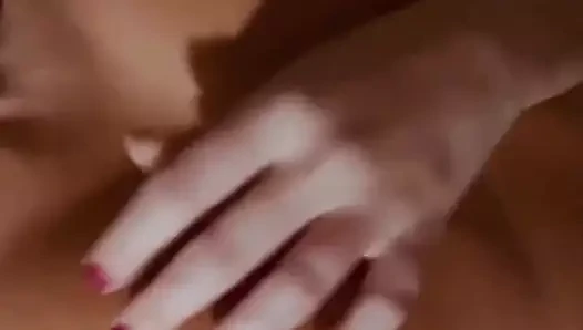 Kız meme uçlarını okşuyor