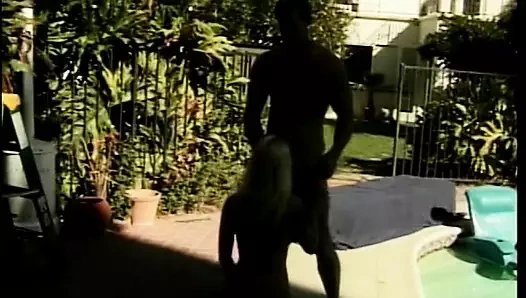 Zar zor reşit hatun üvey babasının mutant yarağını havuz kenarında emiyor