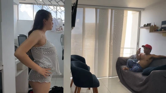 Yaramaz üvey erkek kardeşimi temizlik yapmadığı için suçlamamak için, büyük yarağını sıkı vajinama sokmasını istiyorum.