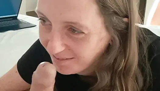 Onu yumuşaktan 9 inçe emiyor, yarağı çok büyük!