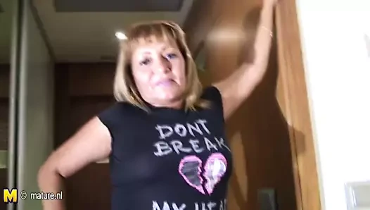 Real amateur mature stepmom loves to jerk off