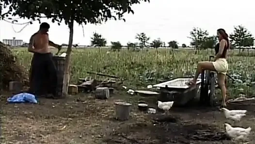 Hevesli sürtük açık havada yaşlı bir yarakla götünü sikiyor
