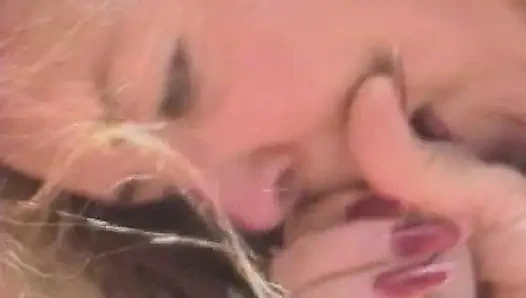 Almanya'dan büyük memeli hatun havuzda yarak emiyor