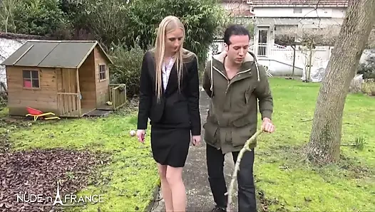 Güzel uzun saçlı muhteşem sarışın bahçıvanı tarafından sikiliyor