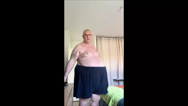 Папа GrosbeBe42 ласкает себя перед камерой