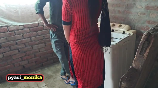 Büyük, sıkı götlü büyüleyici Hintli hizmetçi patronu tarafından sikiliyor.