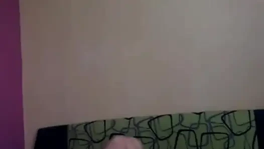 Misyoner pozisyonunda penetrasyon sırasında evde tatmin edici bir orgazm ile seks.