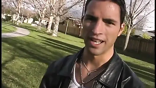 Şehvetli latin yuvarlak götünü domaltarak siktiriyor