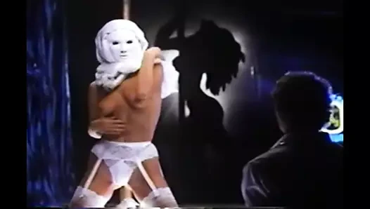 Maksed striptizci dans ediyor, sonra bağlı adamı boğuyor